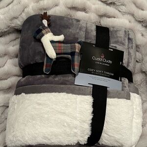 Cuddl Duds Gray and Cream Plush Throw